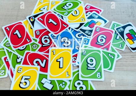 Kiew, UKRAINE - 22. NOVEMBER 2019: Draufsicht über bunte UNO-Spielkarten auf dem Tisch Stockfoto