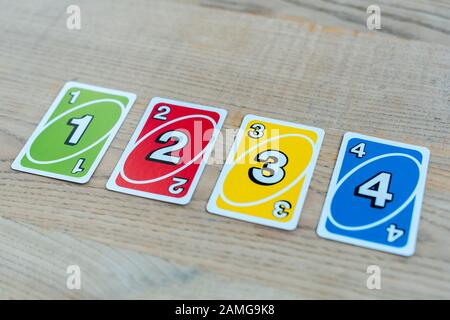 Kiew, UKRAINE - 22. NOVEMBER 2019: Bunte UNO-Spielkarten auf dem Tisch Stockfoto