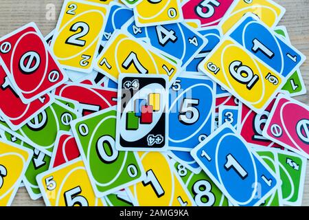 Kiew, UKRAINE - 22. NOVEMBER 2019: Draufsicht über UNO-Spielkarten auf Holzschreibtisch Stockfoto
