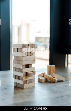 Kiew, UKRAINE - 22. NOVEMBER 2019: Turm mit Holzblockspiel auf dem Tisch Stockfoto