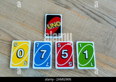 Kiew, UKRAINE - 22. NOVEMBER 2019: Draufsicht auf Spielkarte mit UNO-Buchstaben auf dem Schreibtisch Stockfoto