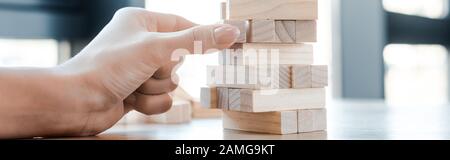 Kiew, UKRAINE - 22. NOVEMBER 2019: Panoramaschuss der Frau beim Spielen von Blockholzturmspielen Stockfoto