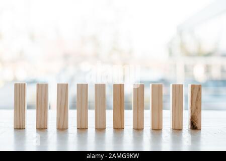 Kiew, UKRAINE - 22. NOVEMBER 2019: Kleine Holzblöcke Tower-Spiel auf dem Tisch Stockfoto
