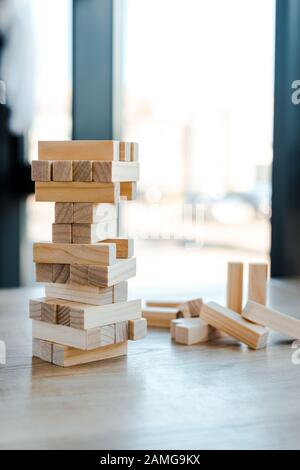 Kiew, UKRAINE - 22. NOVEMBER 2019: Holzblock-Stapel auf dem Schreibtisch Stockfoto