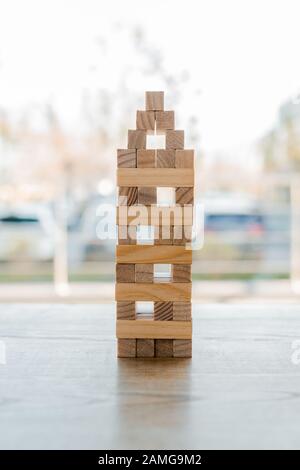 Kiew, UKRAINE - 22. NOVEMBER 2019: Holzturmspiel auf Holzpult Stockfoto