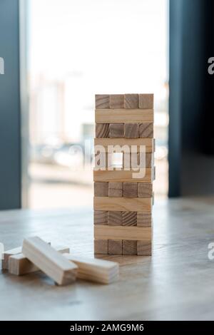 Kiew, UKRAINE - 22. NOVEMBER 2019: Selektive Fokussierung von Block-Holz-Tower-Spiel auf Schreibtisch Stockfoto