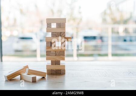 Kiew, UKRAINE - 22. NOVEMBER 2019: Kleine Holzblöcke Tower-Spiel auf dem Schreibtisch Stockfoto