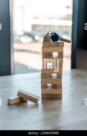 Kiew, UKRAINE - 22. NOVEMBER 2019: Holzturmspiel mit Schlüssel oben Stockfoto