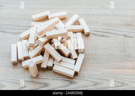 Kiew, UKRAINE - 22. NOVEMBER 2019: Haufen mit kleinen Holztürmen auf dem Schreibtisch Stockfoto