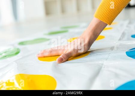 Kiew, UKRAINE - 22. NOVEMBER 2019: Schnäppige Ansicht der Frau, die ein Twister-Spiel spielt Stockfoto