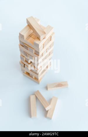 Kiew, UKRAINE - 22. NOVEMBER 2019: Holzturmspiel isoliert auf Weiß Stockfoto
