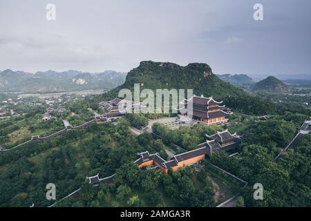 Ninh Binh, Vietnam - Mai 2019: Luftbild von Bai Dinh Stupa über buddhistische Tempelanlagen und Berge Stockfoto