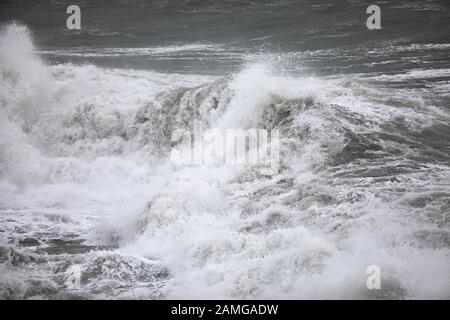 Schwere Wellen brechen in der Grafschaft Cork Irland Stockfoto