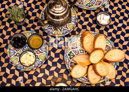 Typisches, traditionelles marokkanisches Frühstück in einem typischen Maracan-Haus. Leckeres marokkanisches Frühstück. Fes, Marokko Stockfoto