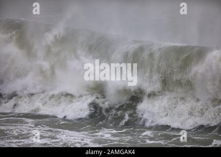 Schwere Wellen brechen in der Grafschaft Cork Irland Stockfoto