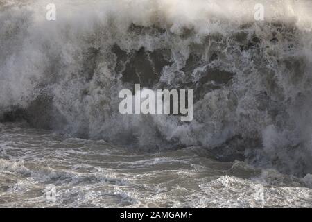 Schwere Wellen brechen in der Grafschaft Cork Irland Stockfoto