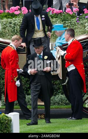 Die königliche Prozession im Paradering, Royal Ascot, Ascot Races, Berkshire, Großbritannien. Juni 2014. Ihre Majestät die Königin, Der Herzog von Edinburgh, Prinz Harry und Prinz Andrew kommen mit einer Pferdekutsche im Paradering bei Ascot Races an. Kredit: Maureen McLean/Alamy Stockfoto