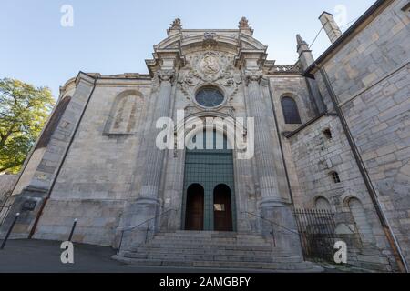 Blick Von Außen Auf Die Kathedrale Von Besancon Und Die Kathedrale Von Saint-Jean Stockfoto