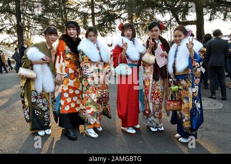 Tokio, Japan. Januar 2020. Der 20-jährige Teilnehmer posieren nach der Zeremonie Im Kommenden Alter in einem Vergnügungspark "Toshimaen" in Tokio, Japan am Montag, 13. Januar 2020, für die Kamera. Die 20-jährigen Menschen sind 1,22 Millionen in Japan, etwa 30.000 weniger als im letzten Jahr. Foto von Keizo Mori/UPI Credit: UPI/Alamy Live News Stockfoto