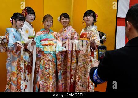 Tokio, Japan. Januar 2020. Der 20-jährige Teilnehmer posiert nach der Zeremonie Im Nächsten Tag in einem Vergnügungspark "Toshimaen" in Tokio, Japan am Montag, 13. Januar 2020 für den Fotografen. Die 20-jährigen Menschen sind 1,22 Millionen in Japan, etwa 30.000 weniger als im letzten Jahr. Foto von Keizo Mori/UPI Credit: UPI/Alamy Live News Stockfoto
