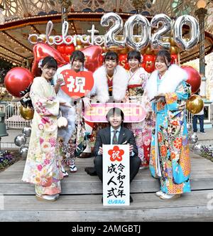 Tokio, Japan. Januar 2020. Der 20-jährige Teilnehmer posiert nach der Zeremonie Im Nächsten Tag in einem Vergnügungspark "Toshimaen" in Tokio, Japan am Montag, 13. Januar 2020 für den Fotografen. Die 20-jährigen Menschen sind 1,22 Millionen in Japan, etwa 30.000 weniger als im letzten Jahr. Foto von Keizo Mori/UPI Credit: UPI/Alamy Live News Stockfoto
