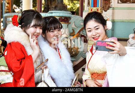 Tokio, Japan. Januar 2020. Die 20-jährige Teilnehmerin nimmt nach der Zeremonie Am Kommenden Tag in einem Vergnügungspark "Toshimaen" in Tokio, Japan am Montag, 13. Januar 2020, eine selfie ab. Die 20-jährigen Menschen sind 1,22 Millionen in Japan, etwa 30.000 weniger als im letzten Jahr. Foto von Keizo Mori/UPI Credit: UPI/Alamy Live News Stockfoto