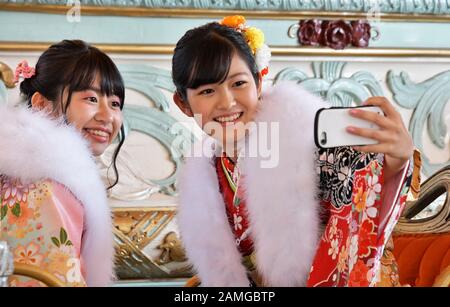 Tokio, Japan. Januar 2020. Die 20-jährige Teilnehmerin nimmt nach der Zeremonie Am Kommenden Tag in einem Vergnügungspark "Toshimaen" in Tokio, Japan am Montag, 13. Januar 2020, eine selfie ab. Die 20-jährigen Menschen sind 1,22 Millionen in Japan, etwa 30.000 weniger als im letzten Jahr. Foto von Keizo Mori/UPI Credit: UPI/Alamy Live News Stockfoto