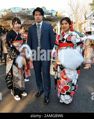 Tokio, Japan. Januar 2020. Der 20-jährige Teilnehmer posieren nach der Zeremonie Im Kommenden Alter in einem Vergnügungspark "Toshimaen" in Tokio, Japan am Montag, 13. Januar 2020, für die Kamera. Die 20-jährigen Menschen sind 1,22 Millionen in Japan, etwa 30.000 weniger als im letzten Jahr. Foto von Keizo Mori/UPI Credit: UPI/Alamy Live News Stockfoto