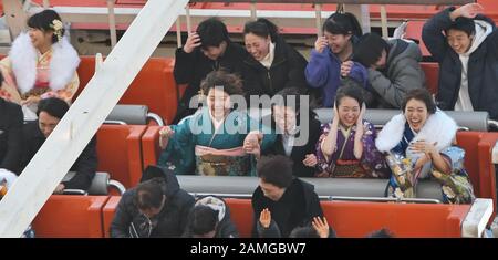 Tokio, Japan. Januar 2020. Der 20-jährige Teilnehmer fährt nach der Zeremonie Am Kommenden Tag in einem Vergnügungspark "Toshimaen" in Tokio, Japan am Montag, 13. Januar 2020, mit einem Swing Ship Ship. Die 20-jährigen Menschen sind 1,22 Millionen in Japan, etwa 30.000 weniger als im letzten Jahr. Foto von Keizo Mori/UPI Credit: UPI/Alamy Live News Stockfoto