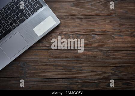 Laptop auf einem Büroschreibtisch mit Platz für Kopien. Flache Lage, Draufsicht. Stockfoto