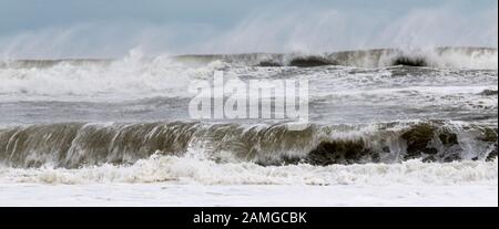 Der Atlantische Ozean vor der Küste von Fire Island New York während eines tropischen Sturms mit starken Winden, die das Wasser rückwärts blasen. Stockfoto