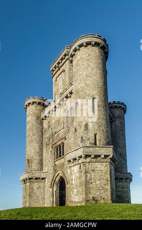 Paxton's Tower auf einem Hügel über dem Tywi Valley in Carmarthenshire, South West Wales, an einem hellen, sonnigen Wintertag im Januar. Stockfoto