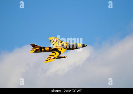 Zeltweg, Österreich - 1. Juli 2011: Display mit Vintage Aircraft Hawker Hunter Kampfjets der Schweizer Luftwaffe durch Airshow - Airpower 11 in Zeltweg Stockfoto