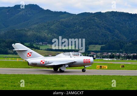 Zeltweg, Österreich - Juli 1. 2011: Jahrgangsflugzeug MIG 15 Kampfjet der polnischen Luftwaffe von Airshow - Airpower 11 - in Zeltweg Stockfoto