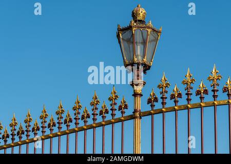 Detail eines schön dekorierten Zauns eines Parks in Wien (Österreich), sonniger Tag im Winter Stockfoto