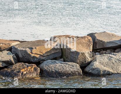 Details zu großen Felsen am Wasserrand Stockfoto