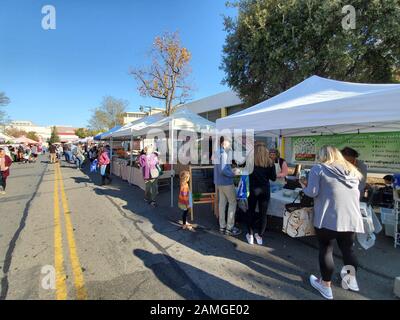 Am Walnut Creek Farmer's Market in Walnut Creek, Kalifornien, einem kalifornischen, zertifizierten Bauernmarkt, kaufen Menschen ein. Um diese Zertifizierungen zu erhalten, müssen die Bauernmärkte im Staat die strengen Anforderungen des kalifornischen Ministeriums für Ernährung und Landwirtschaft erfüllen. () Stockfoto