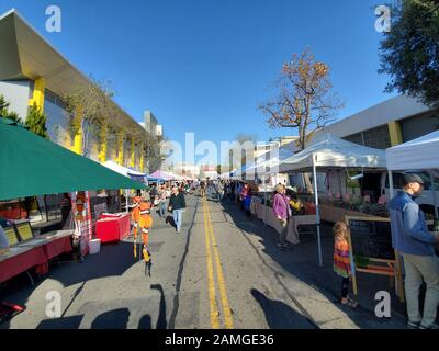 Am Walnut Creek Farmer's Market in Walnut Creek, Kalifornien, einem kalifornischen, zertifizierten Bauernmarkt, kaufen Menschen ein. Um diese Zertifizierungen zu erhalten, müssen die Bauernmärkte im Staat die strengen Anforderungen des kalifornischen Ministeriums für Ernährung und Landwirtschaft erfüllen. () Stockfoto