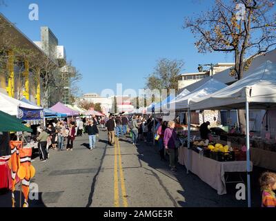 Am Walnut Creek Farmer's Market in Walnut Creek, Kalifornien, einem kalifornischen, zertifizierten Bauernmarkt, kaufen Menschen ein. Um diese Zertifizierungen zu erhalten, müssen die Bauernmärkte im Staat die strengen Anforderungen des kalifornischen Ministeriums für Ernährung und Landwirtschaft erfüllen. () Stockfoto