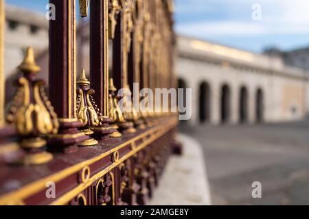 Detail eines schön dekorierten Zauns eines Parks in Wien (Österreich), sonniger Tag im Winter Stockfoto