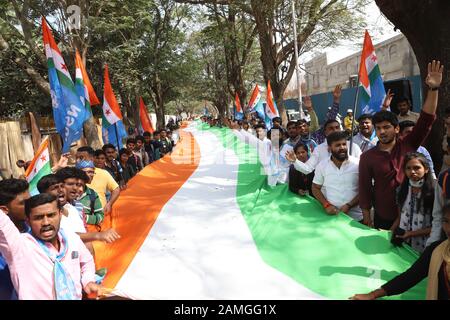 Bangalore, Indien. Januar 2020. Studenten verschiedener Colleges unter der Ägide der National Students Union of India (NSUI) halten während einer Protestkundgebung gegen den Angriff auf die Studenten der Jawaharlal Nehru University (JNU) in Delhi und verschiedener anderer Universitäten in ganz Indien, in Bangalore, Indien, am 13. Januar 2020, eine nationale Flagge. Kredit: Str/Xinhua/Alamy Live News Stockfoto