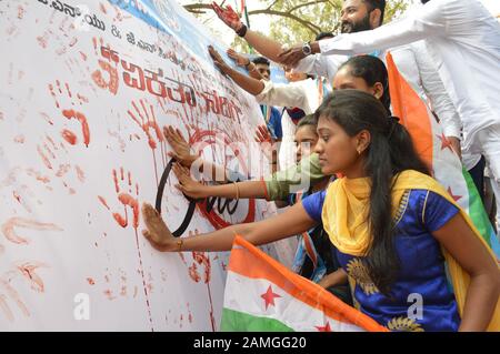 Bangalore, Indien. Januar 2020. Studenten verschiedener Colleges unter der Ägide der National Students Union of India (NSUI) legten auf ein Plakat Abdrücke ihrer Handflächen, die mit Blut verschmiert wurden, das von freiwilligen Studenten während einer Protestkundgebung gegen den Angriff auf die Studenten der in Delhi ansässigen Jawaharlal Nehru University (JNU) und verschiedener anderer Universitäten gesammelt wurde In ganz Indien, in Bangalore, Indien, 13. Januar 2020. Kredit: Str/Xinhua/Alamy Live News Stockfoto