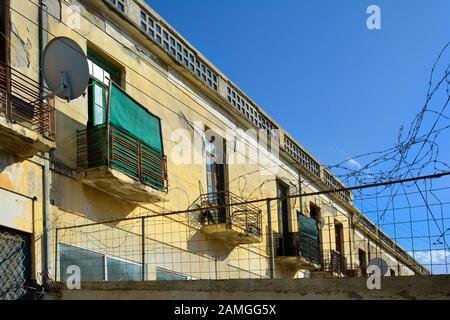 Zypern, Grenze zu einem mit Widerhaken bedrahteten Zaun zwischen Gebäuden in der gemeinsamen Stadt Nikosia Stockfoto