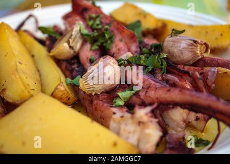 Gerösteter Kraken mit Kartoffeln, Knoblauch und Olivenöl. Portugiesische Gastronomie Stockfoto