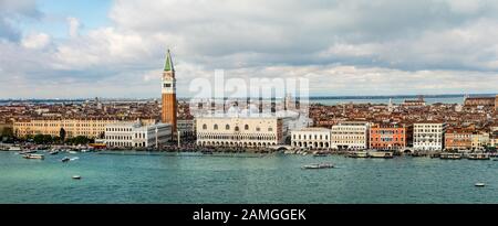 Panoramaansicht über die Lagune zum Markusplatz und zum Dogenpalast an einem bewölkten Tag. Stockfoto