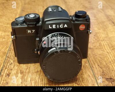 Nahaufnahme der Leica R7-Filmkamera mit 50mm-Festobjektiv auf leichter Holzoberfläche, 27. November 2019. () Stockfoto