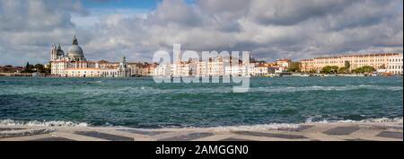 Panoramablick über die Lagune von San Giorgio Maggiore auf den Salute oder Santa Maria della Salute. Stockfoto