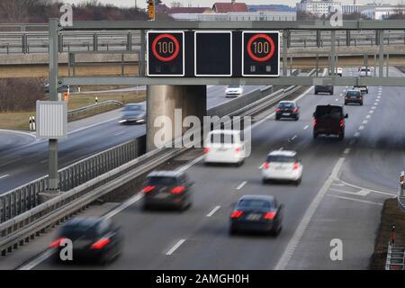 München, Deutschland. Januar 2020. Tempoliwith: Deutschland diskutiert eine Geschwindigkeitsbegrenzung auf der Autobahn auf eine Höchstgeschwindigkeit von 100 km/h. Schilderbrücke, Schilderbrücken mit variabler Geschwindigkeitsanzeige, Autobahn A94 bei München Riem. Verkehrsfunk, Autos, Autobahn, Nutzung weltweit Credit: Dpa/Alamy Live News Stockfoto