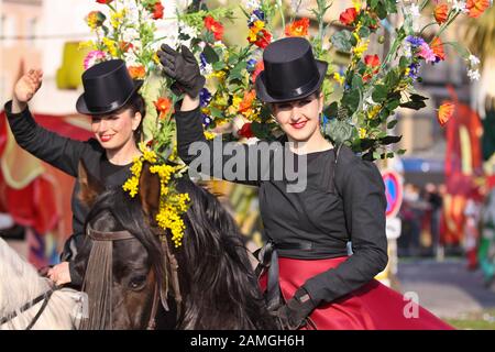 Nizza, Frankreich - 25. Februar 2012: Teilnehmer des Karnevalszuges "Kampf der Blumen in Nizza", Karneval von Nizza, Roi de Media. Stockfoto