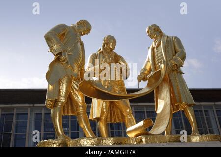 Statuen von Matthew Boulton, James Watt und William Murdoch in Der Broad Street Birmingham, England, in der Nähe des Centenary Square, Stockfoto